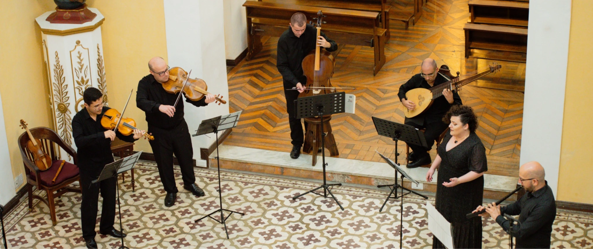 Músicos do Capelle 1641 em apresentação no interior de uma igreja